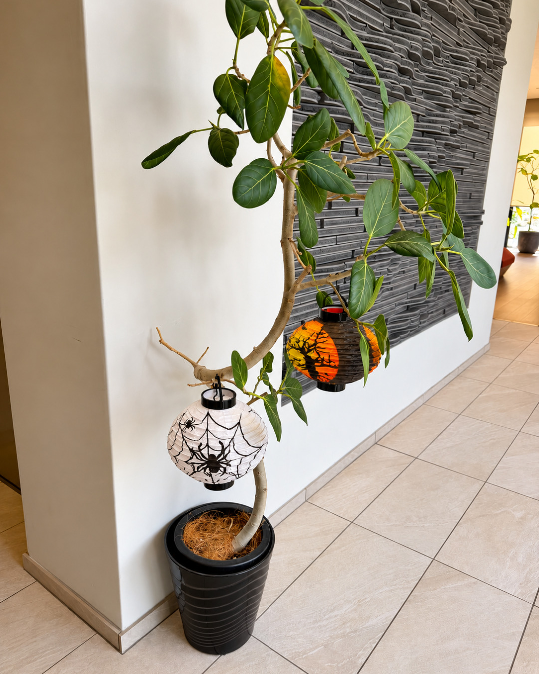 観葉植物に飾った白とオレンジのハロウィン提灯